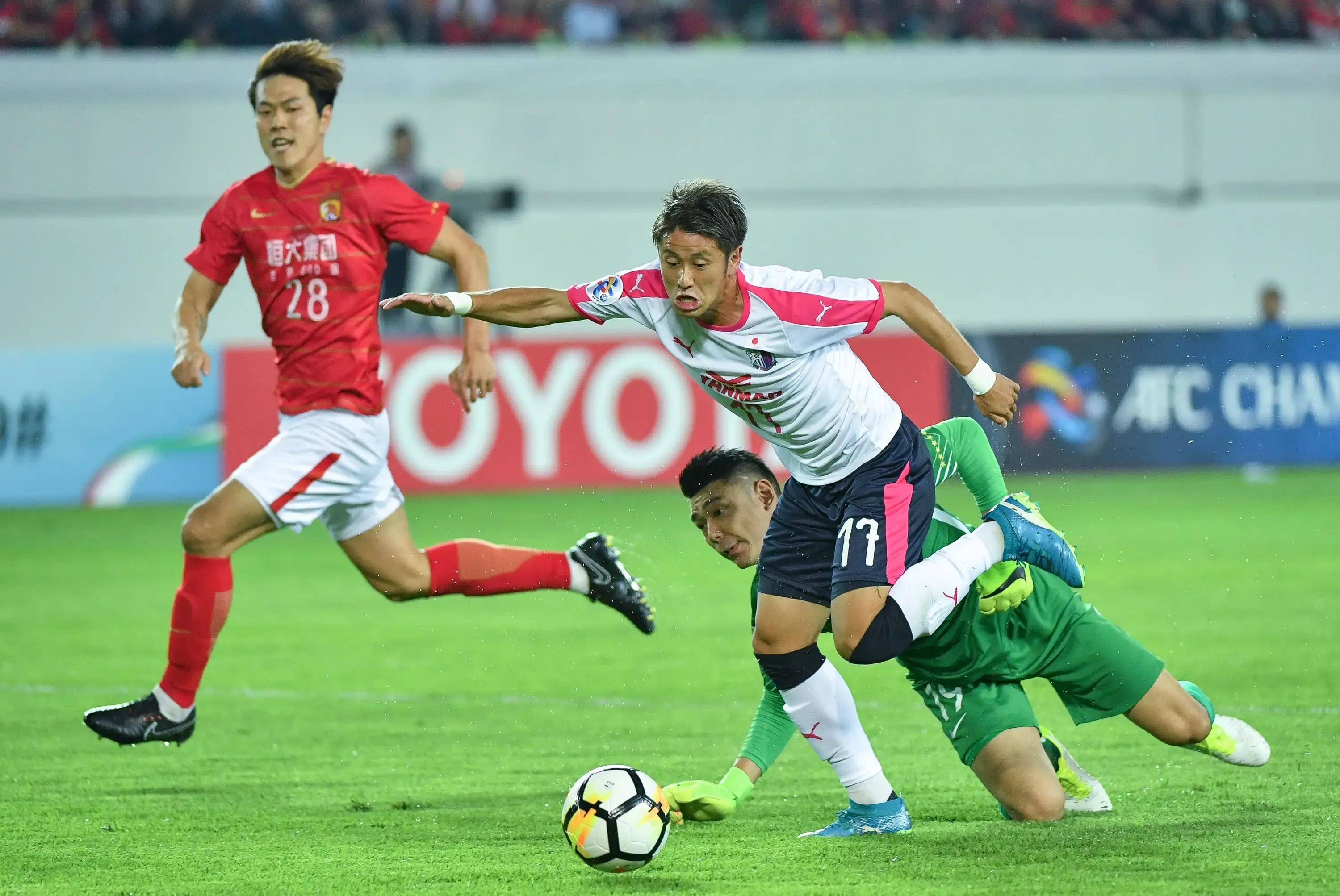 乐鱼体育亚洲官网-在绿茵场上展开的激烈交锋,赛况紧张无比