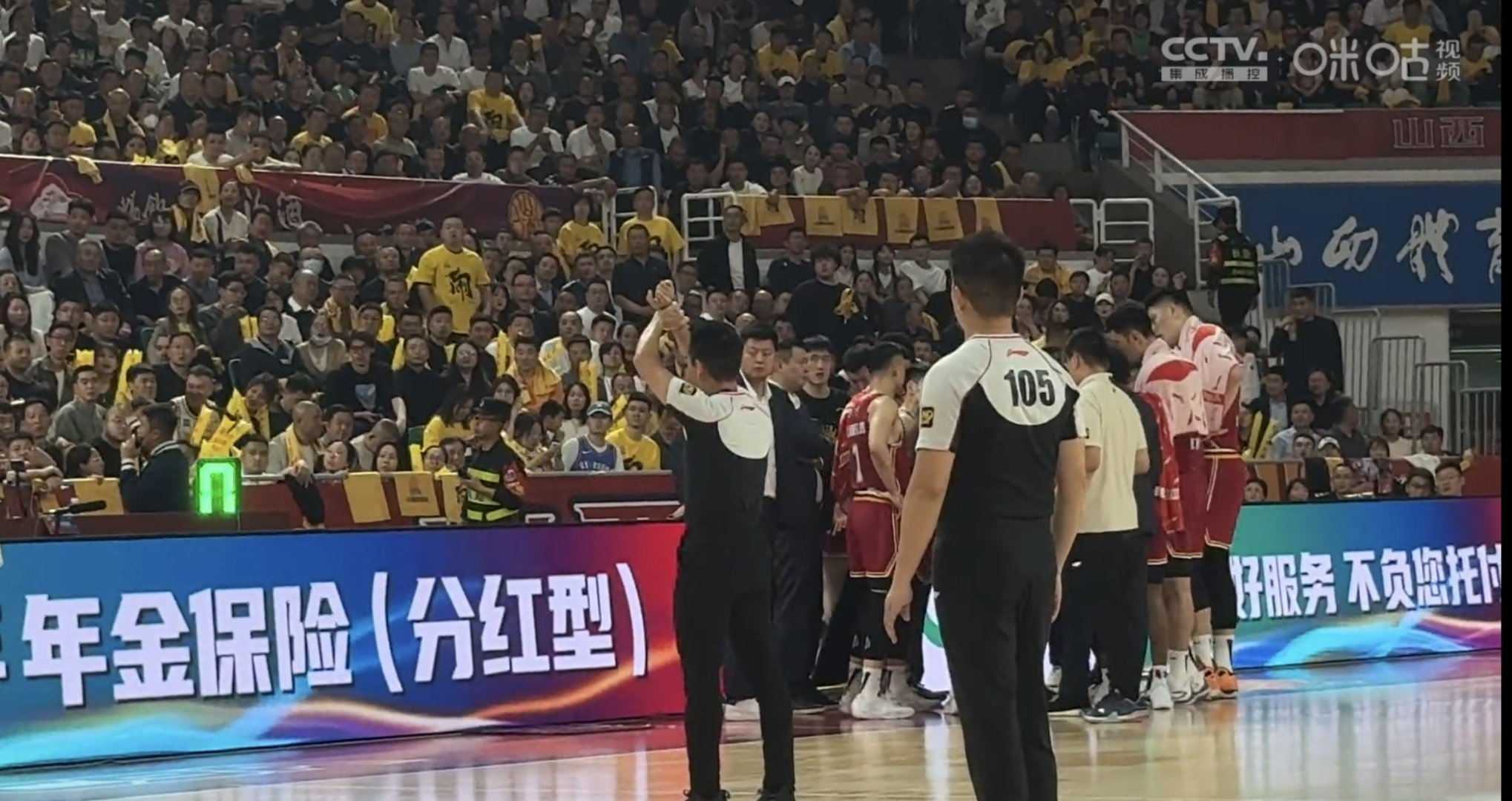 乐鱼体育网站-猛烈对攻，比赛现场观众尖叫连连