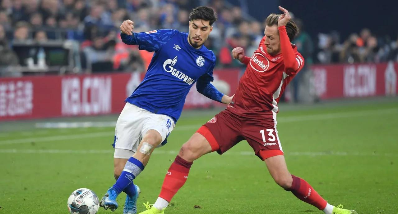 包含沙尔克04在主场大胜，重返联赛争冠行列的词条