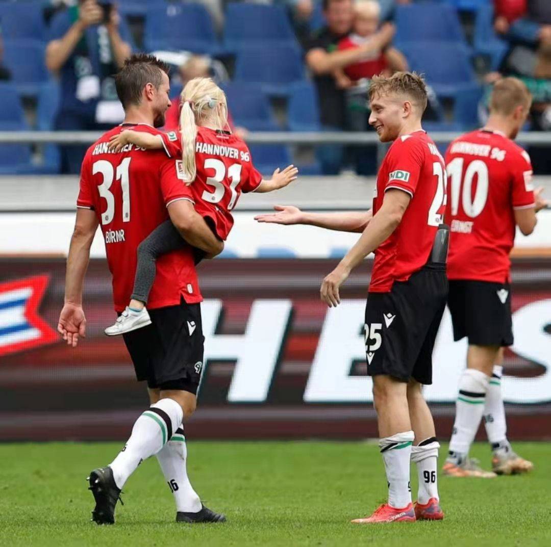 关于汉诺威客场战胜对手，实现关键胜利的信息