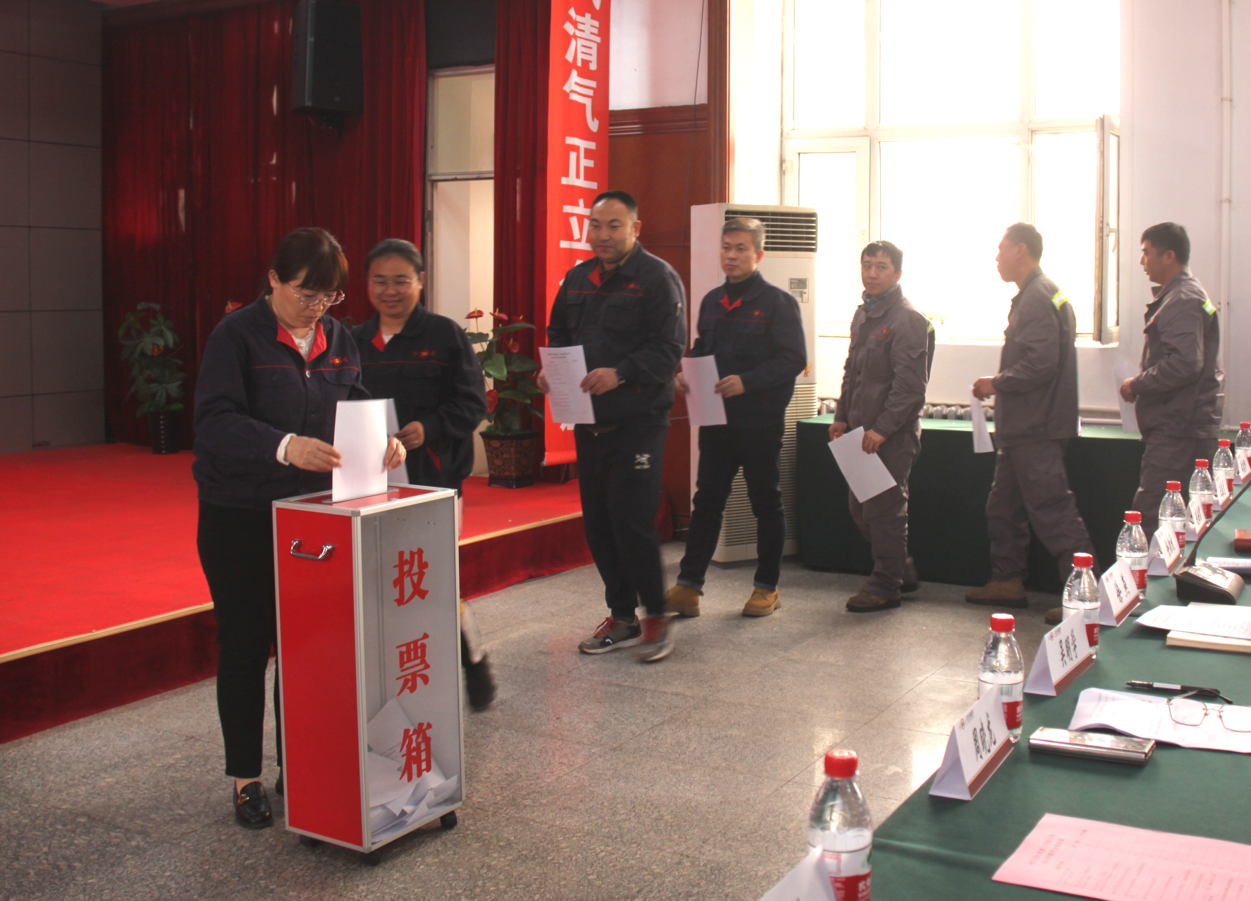 坚定信念：女子足球队员坚定信心向胜利进发