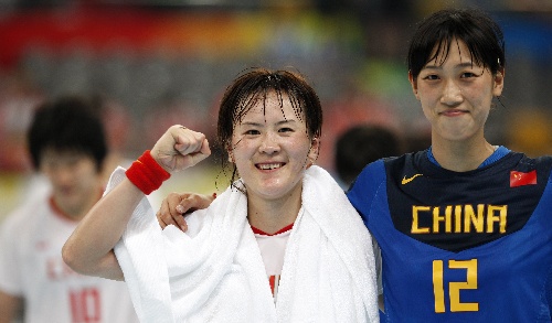 坚定信念:女子足球队员坚定信心向胜利进发 坚定信念:女子足球队员坚定信心向胜利进发