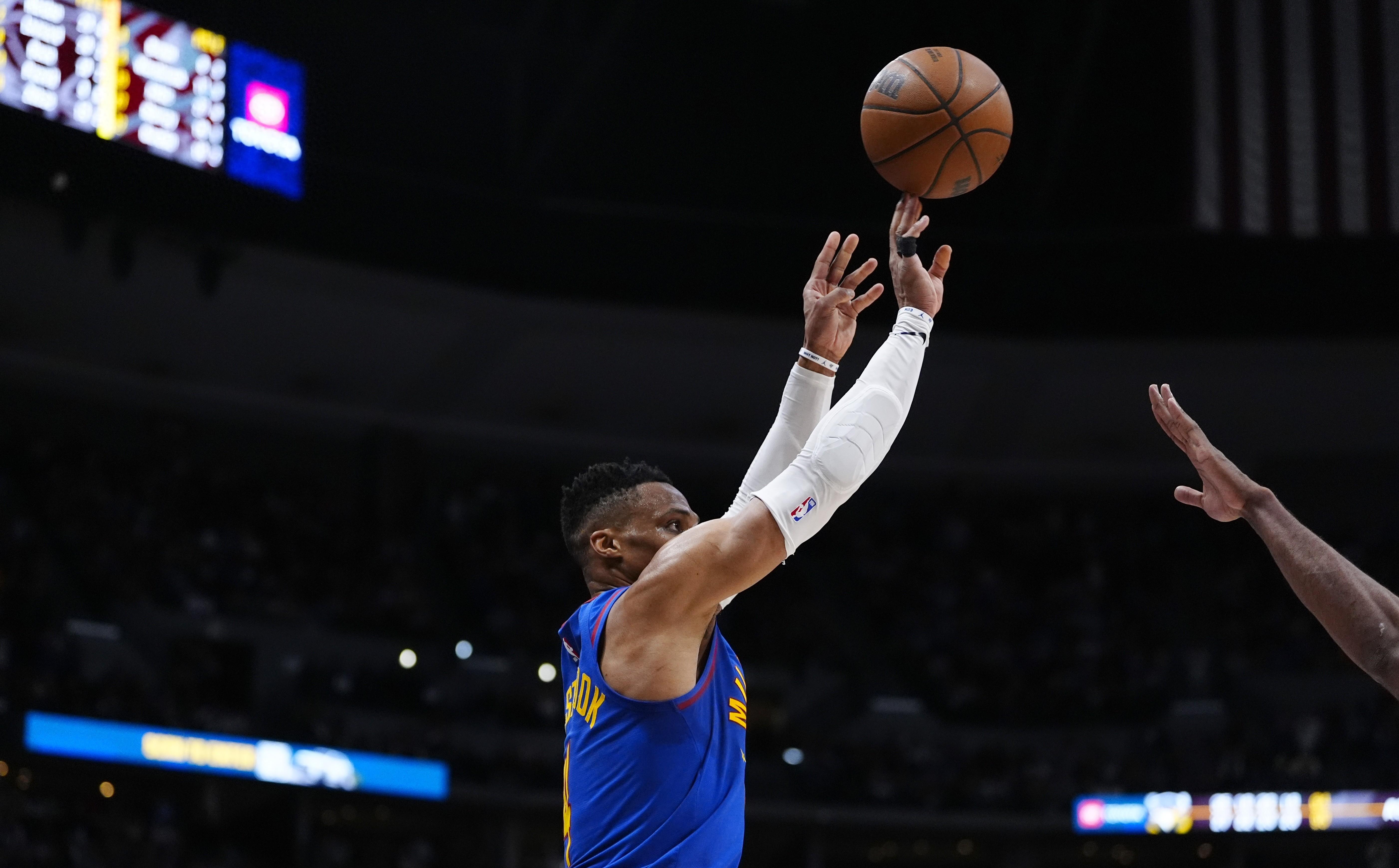 包含NBA季后赛战况激烈，人队紧咬比分的词条