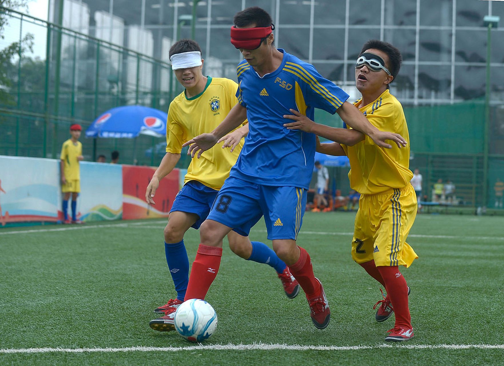 足球界首次举行盲人球员比赛，震撼世界的简单介绍