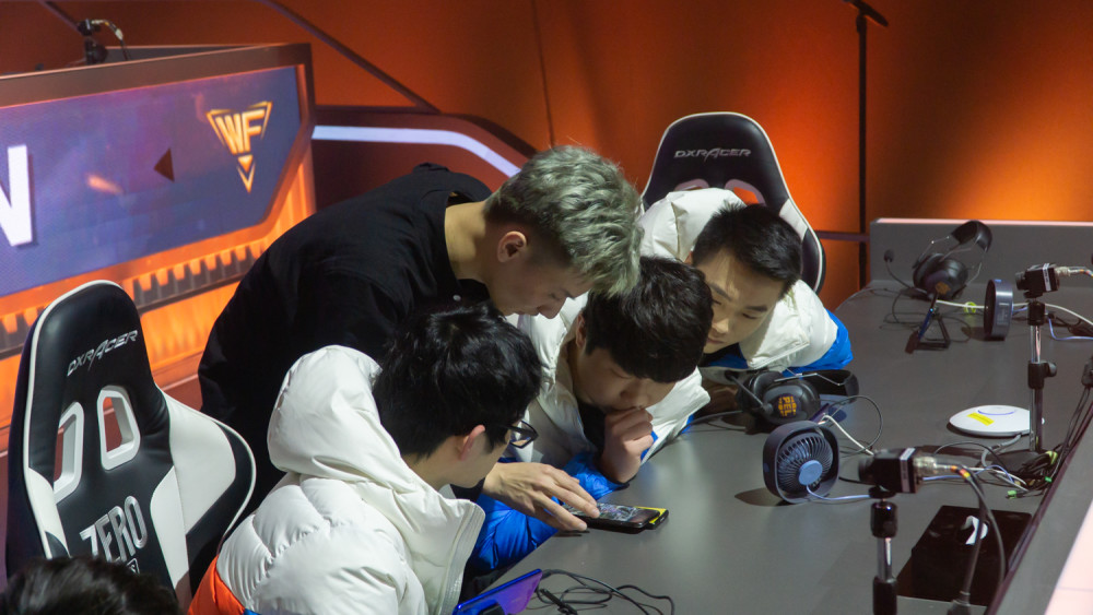 乐鱼体育投注-夺冠热门战队紧咬榜首，争夺激烈的简单介绍