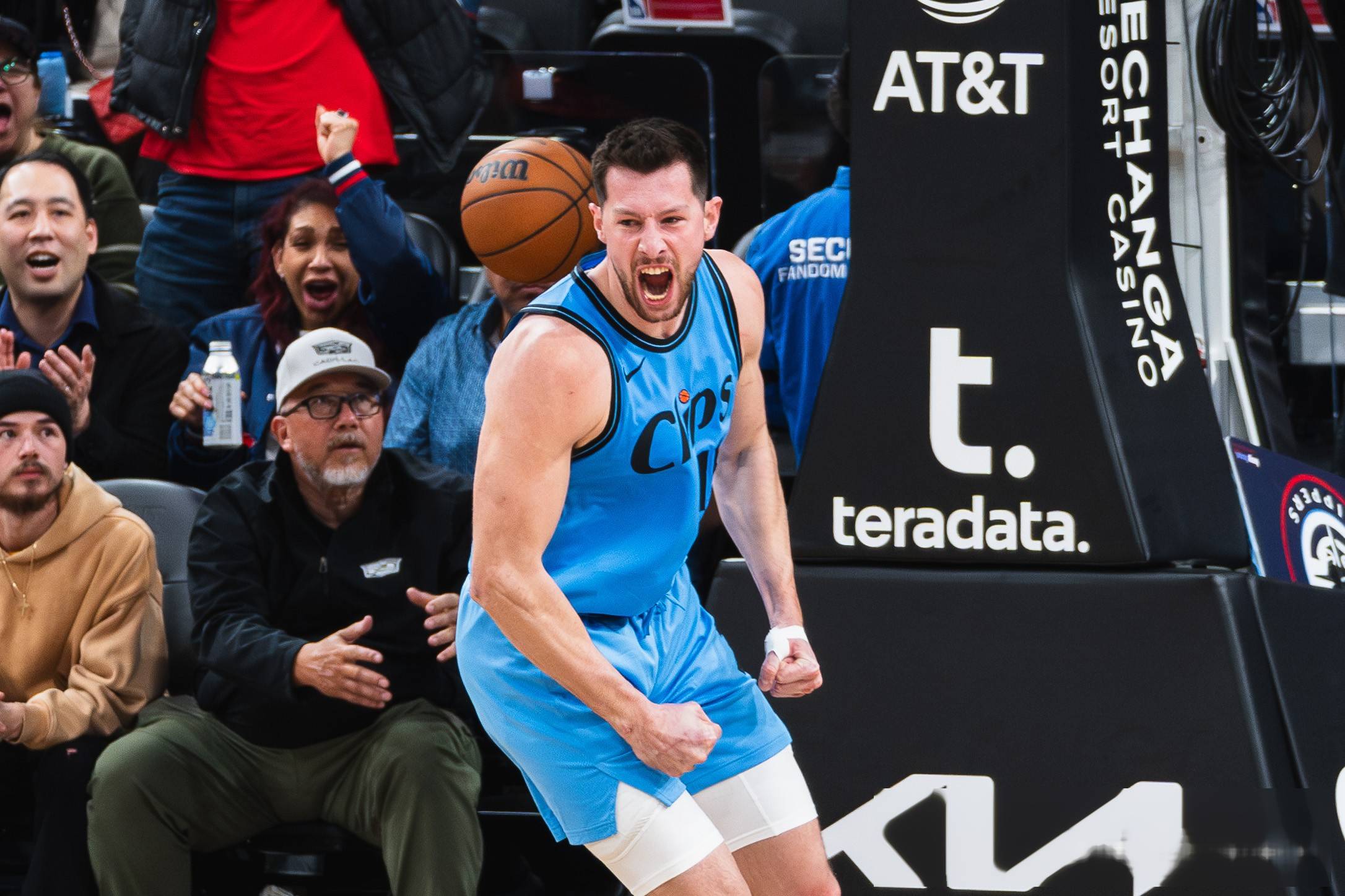 乐鱼体育教练-快船战胜灰熊，NBA比赛近期现场直播