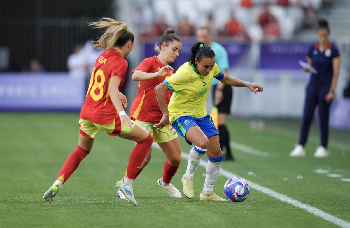 女足球员们在比赛中全力以赴，努力争取胜利的简单介绍